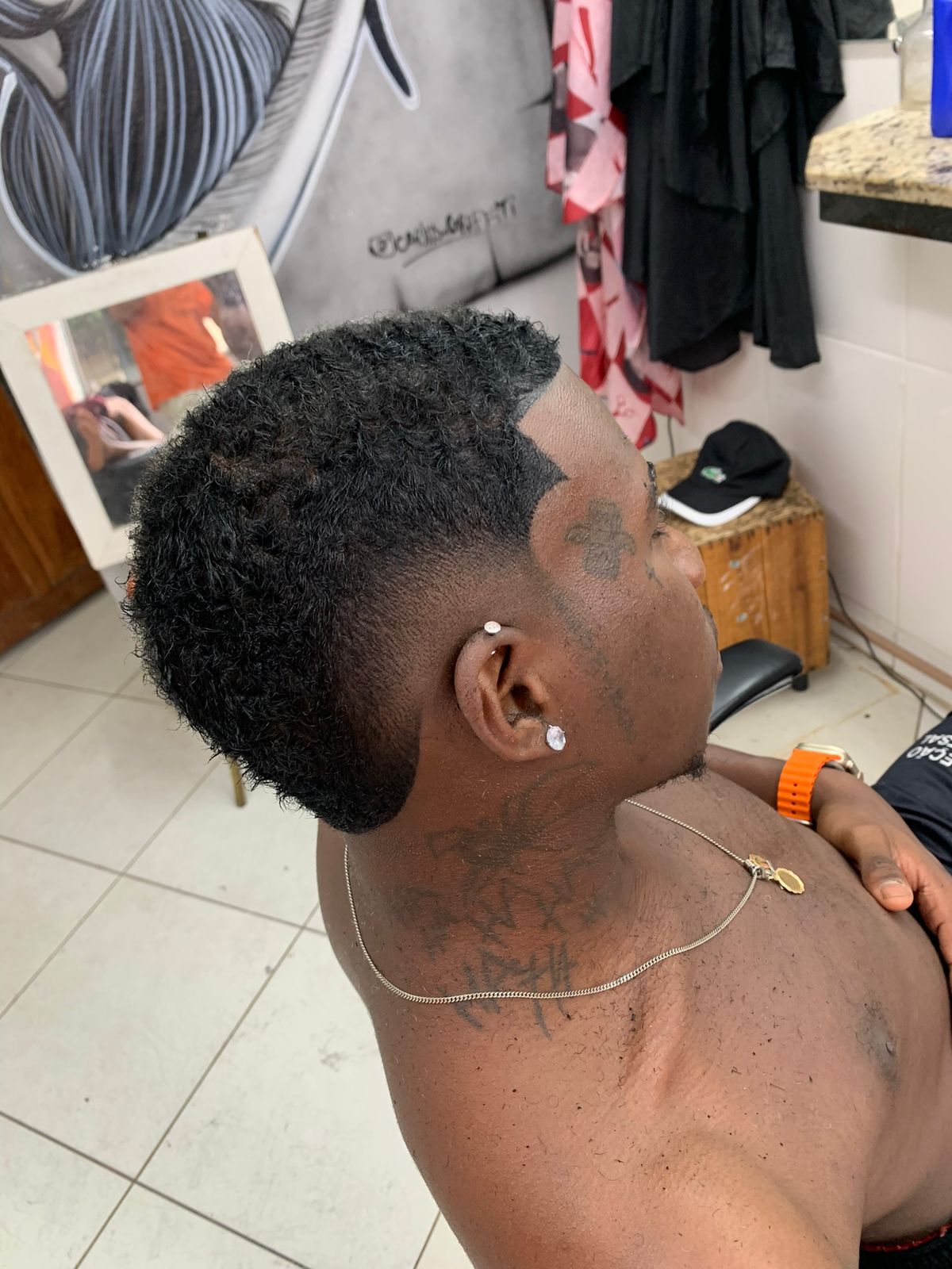 Corte cacheado com degradê