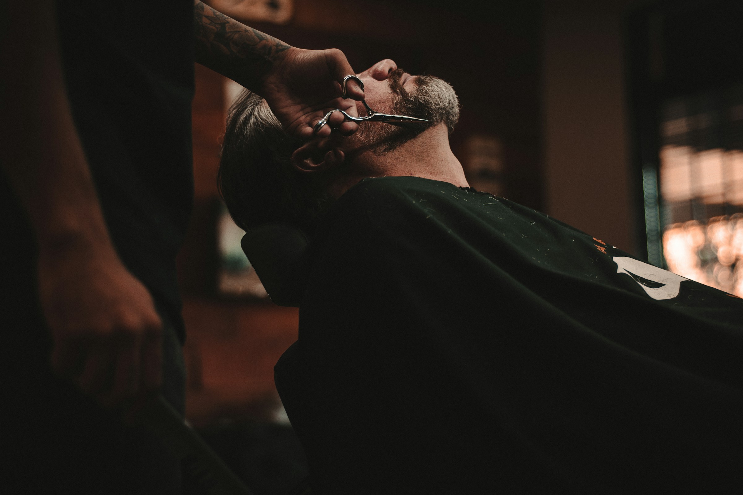 Barbeiro realizando um corte